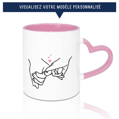 Mug anse en coeur rose avec motif mains et prénoms pour couple