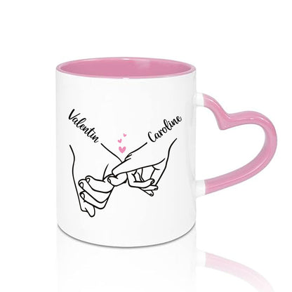 Mug anse en coeur rose avec motif mains et prénoms pour couple