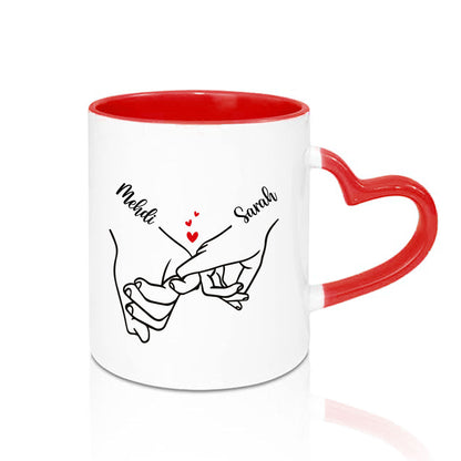 Mug anse en coeur rouge avec motif mains et prénoms pour couple